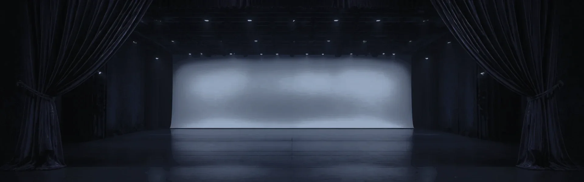 空旷影厅与银幕，用于韩国电影经典专题封面